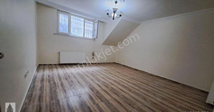 Doğandan Fatih Kocamustafapaşa Kiralık 25 Yıllık Bina 3+1 Bahçe Katı Daire