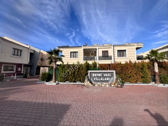 Muradiye Karaali Villalar – Kiralık 4+2, 4 Yatak Odalı, 2 Mutfaklı, 1 Salonlu Havuzlu Villa