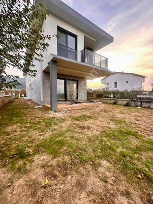 Kuşadası Davutlar’da Geniş Bahçeli Satılık 3+1 Villa