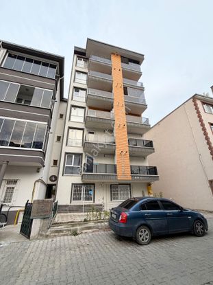 Tramvayın Altında Ara Katta Geniş 1+1 Kiralık Daire