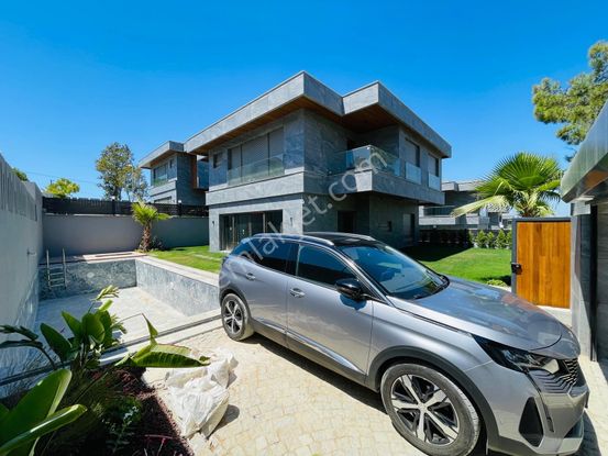 Plaja Sadece 250 Metre Köşe Konum! Satılık Müstakil Lüks Villa