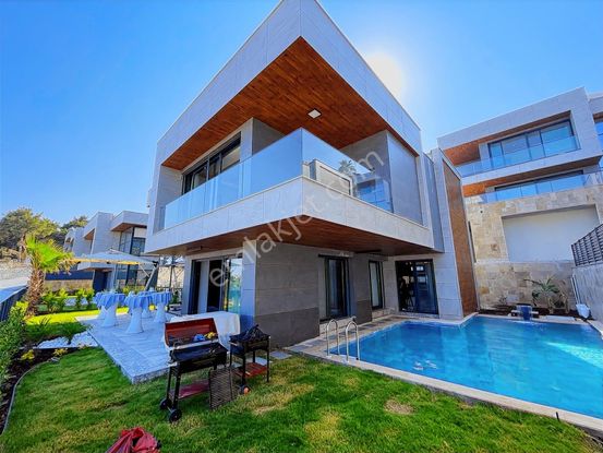 Deniz Manzaralı+kapalı Otopark+kapalı Açık Havuz+müstakil Villa