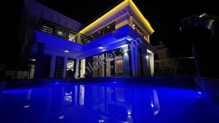 Geceyi Aydınlatan Satılık Villa