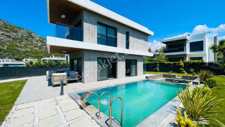 Kuşadası'nda Bu Fiyata Villa Kalmaz! 4+1 Özel Havuzlu