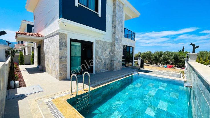 Kuşadası Davutlarda 3+1 Satılık Özel Havuzlu Villa!