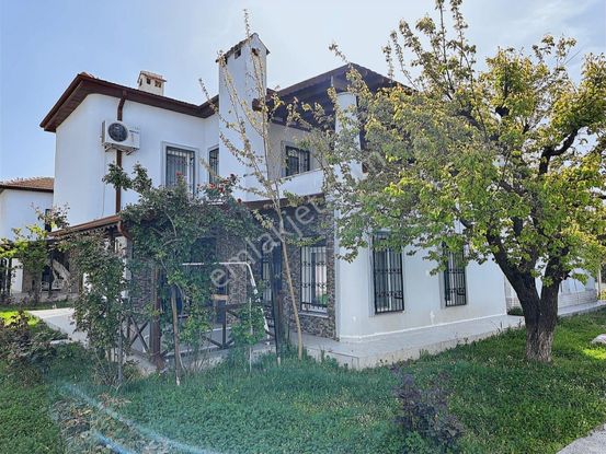 Ayvalık'ta Denize 100m Müstakil 3+1 Villa