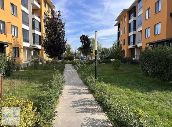 Site İçerisin De Geniş Kullanım Alanına Sahip Kiralık 3+1 Daire