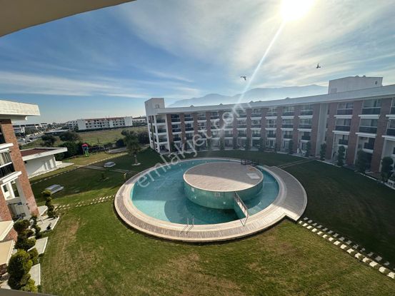 Manisa Villalar Bölgesi 1+1 Kısmi Eşyalı Havuzlu Sitede Satılık Daire