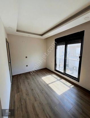 Cadde Üstü 1+1 Katta Asansörlü