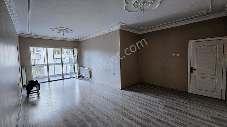Arel'den Bahçelievler 35 Sk.ta 1 Kat Köşe Konum Çift Balkon 3+1