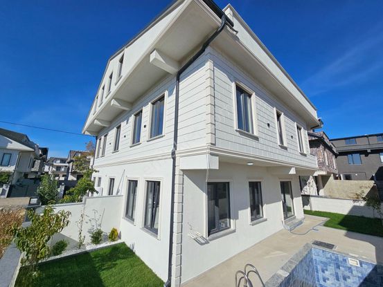 Deniz'den 4+1 Müstakil Havuzlu,ayrı Mutfaklı,geniş Bahçeli Villa