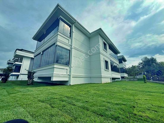 Uytundan Güre'de Yeşillikler Arasında Cam Balkonlu 2+1 Daire