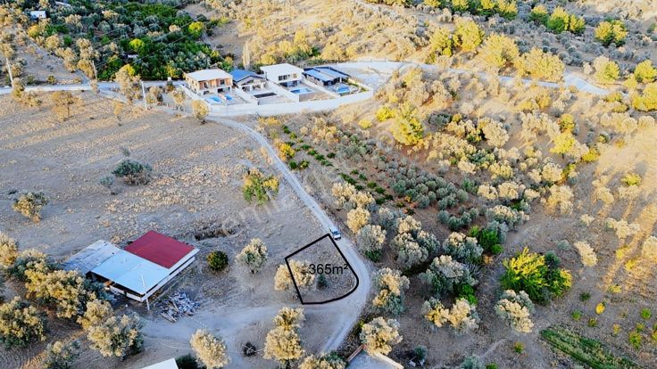 Novas Gayrimenkul'den Kuyucak'ta Tapulu 365m² Bahçe