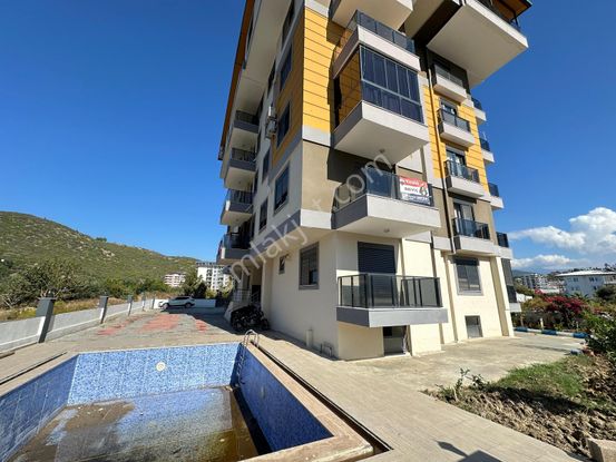 Denıze Yakın Havuz Manzaralı Köşe Daıre 1+1