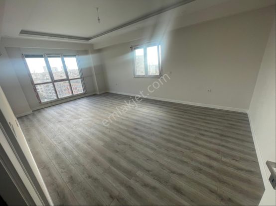 Güneşli Meydan'da Çeşme Park Evlerinde Geniş Donanımlı Daire