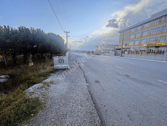 Ana Caddede Okulların Karşısında Satılık Arsa