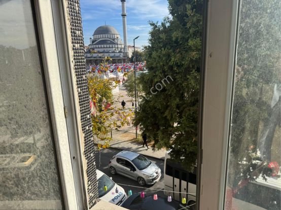 Kiralık Ofis-bağcılar Meydan/metro Durağı Yanında