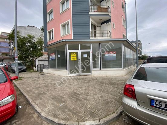 Muradiyede Caddeye Yakın Köşe Konumda Çok Amaçlı Kiralık Dükkan