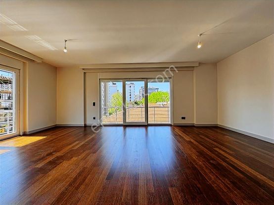 Turyap'tan Caddebostan Sahilde Deniz Manzaralı 120m2 Lüks 4+1