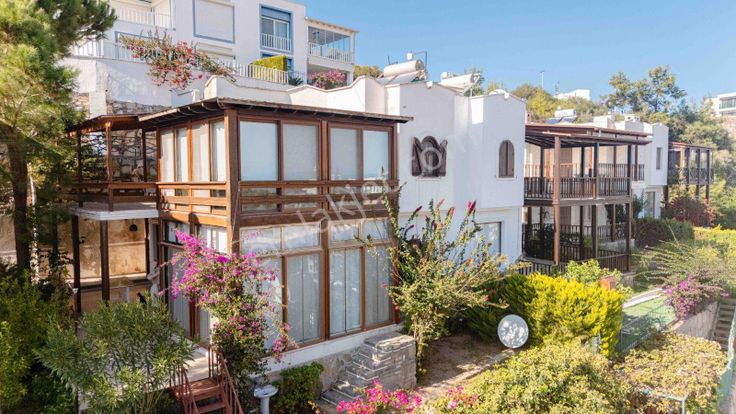 Bodrum Adabükü Çamlık Sitesi'nde Doğa Manzaralı Dubleks