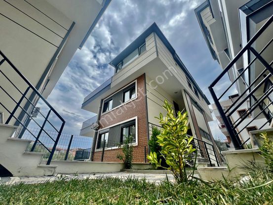 🌜akçay Ay Emlak'tan🌛altınoluk'ta Deniz Ve Dağ Manzaralı Geniş Teraslı Satılık 3+1 Dublex Daire