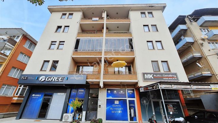 İzmit Merkez'de 120 M2 Satılık 3+1 Asansörlü Daire