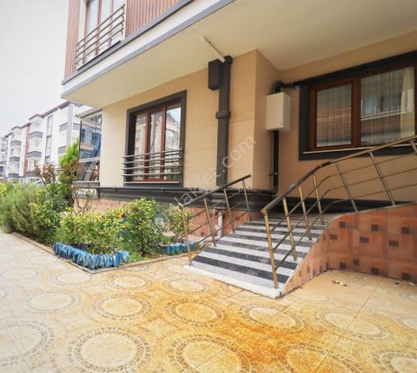 Tek Yetkili Aygül'den Akçay'da Ön Cephe Ful Eşyalı Geniş Balkonlu Doğalgaz Kombili 2+1 Satılık Daire