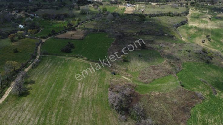 Çanakkale Merkez Ulupınar Köyünde Köye Yakın Tarla