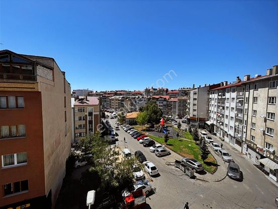 Kösedağ Emlaktan Çarşı Merkezde 3+1 Satılık Daire