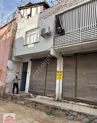 Bayraklı Çardak Meydanı 227m2 Bahçeli 2 Ev 1 Dükkan