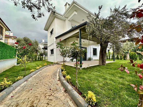 ꧁ay Emlaktan꧂küçükkuyu Mıhlı'da Lüks Butik Sitede Denize 300 M Bahçe Kullanımlı Satılık 2+1 Daire