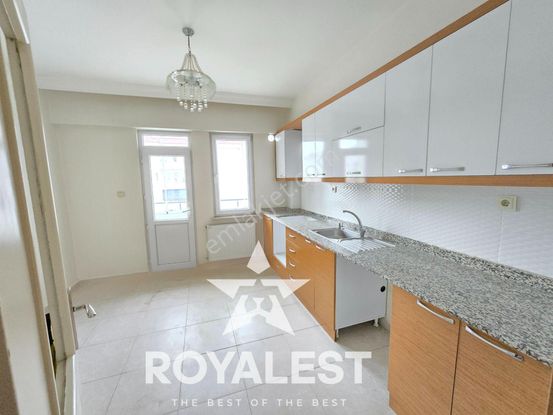 Royalest'ten Siteiçi Arakat 3 Cam Balkonlu Geniş Bakımlı