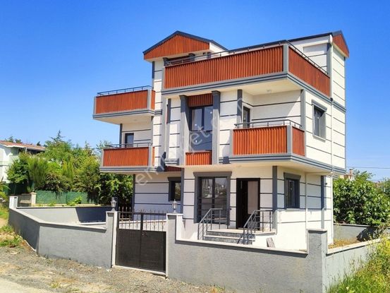 Kartallar'dan E5 E Yakın Büyük Bahçeli Teraslı Yazlık Villa