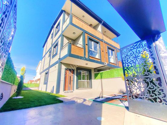 Kartallardan Büyük Bahçeli Deniz Manzaralı Ferah Ve Geniş Yazlık Villa