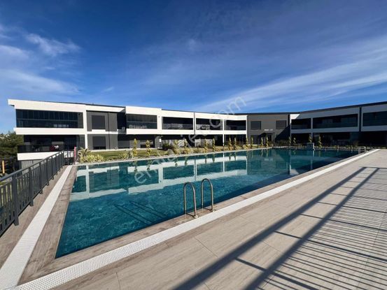 Kuşasası Kadınlar Denizinde Satılık Özel Bahçeli 2+1 Daire