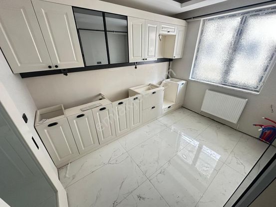 29 Ekim'de 2+1 Giriş Kat Konumunda Çift Banyo Giyinme Odalı Satılık Daire