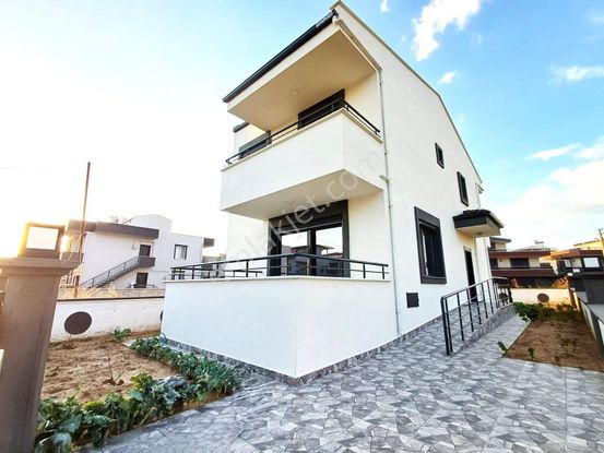 👉aygül'den Burhaniye Öğretmenler'de Tam Bağımsız Sıfır Ayrı Mutfak Ebeveyn Banyolu 3+1satılık Villa