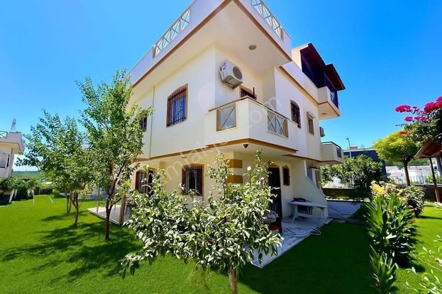 Kuşadasında Havuzlu Site İçerisinde 3+1 Tripleks Yazlık