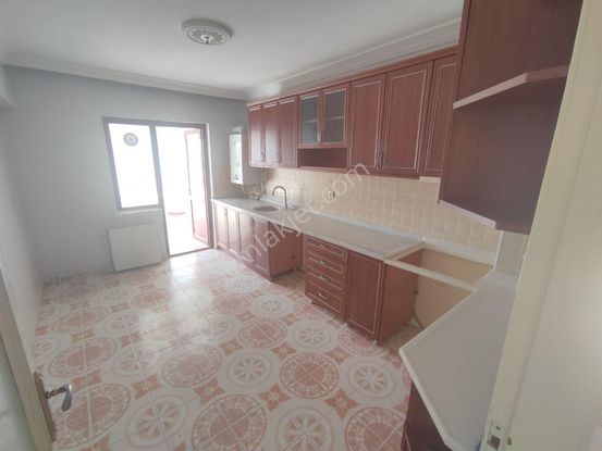 Karapürçekte 3+1 Kiralık Site İçerisinde Ön Cephe Salı Pazarı Yakını Daire