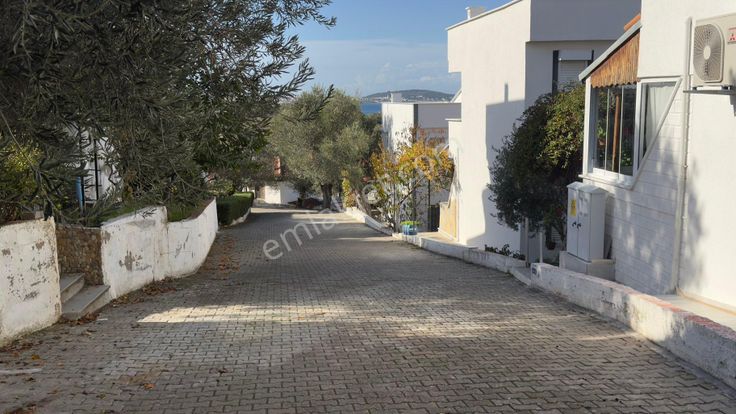 Burhaniye Pekitköy’de Tadilatlı, Eşyalı, Çatı Teraslı Yazlık Villa