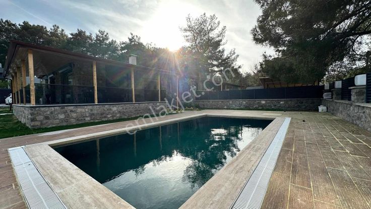 Bornova Çiçekliköyde Ormanın İçinde Satılık Havuzlu Villa