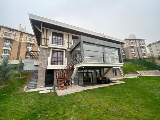 Mehmet Zengin Emlak'tan Kuzey Ankara'da Manzaralı Bahçeli Villa 3 Kat 4+1 2 Banyo Şık Modern