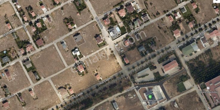 Valentia'dan Ahlatlıbelde Cadde Yakını Satılık Villa İmarlı Arsa