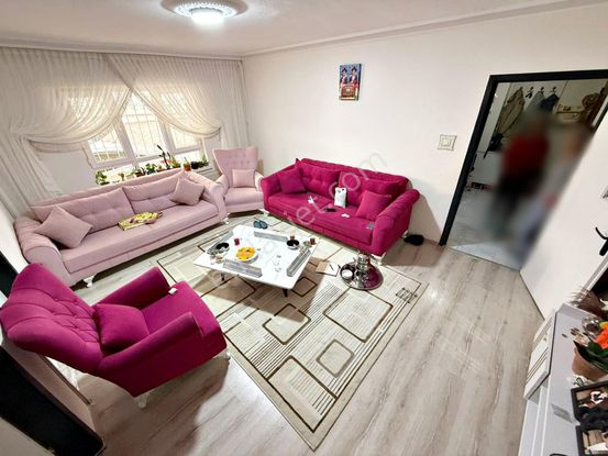 Valentia'dan Hocalı Caddesi Yakını Balkonlu Satılık 3+1 Daire !!