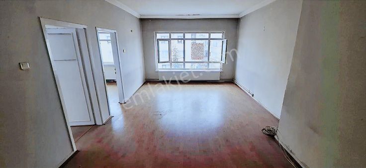 Şafaktepe'de 1. Ve 3. Katta Cadde Yakını 3+1 Satılık Daire !!!