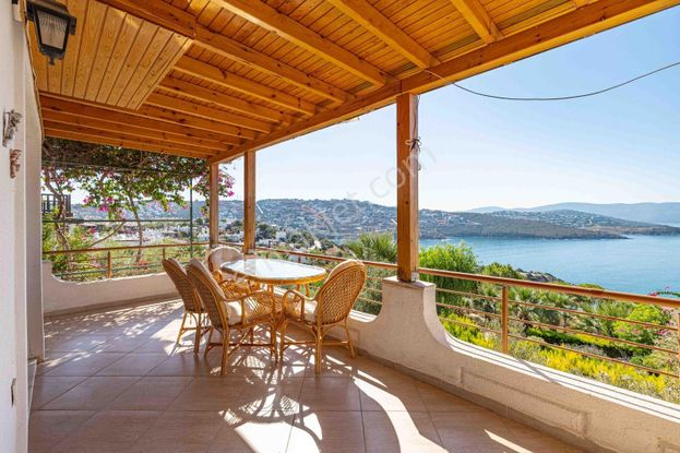 Adabükü Feza Sitesi'nde Full Deniz Manzaralı Yıllık Kiralık Villa