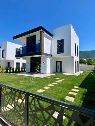 Kevser Alak'tan Denize Çok Yakın Güzelçamlı'da Satılık Villa