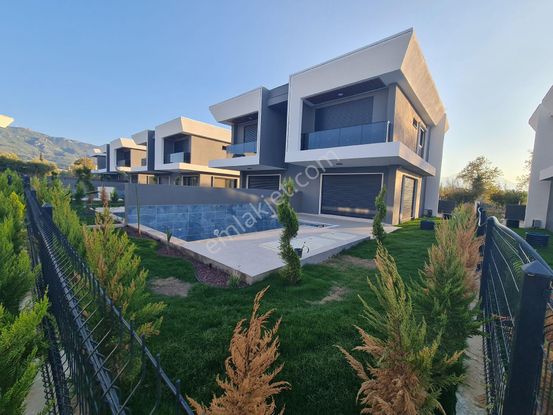 Satılık Yeni Yapı Özel Havuzlu Özel Otoparklı Lüks Yazlıklar