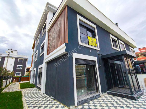 Pazar Yeri Arkasında 4+1 Sıfır Lüks Villa