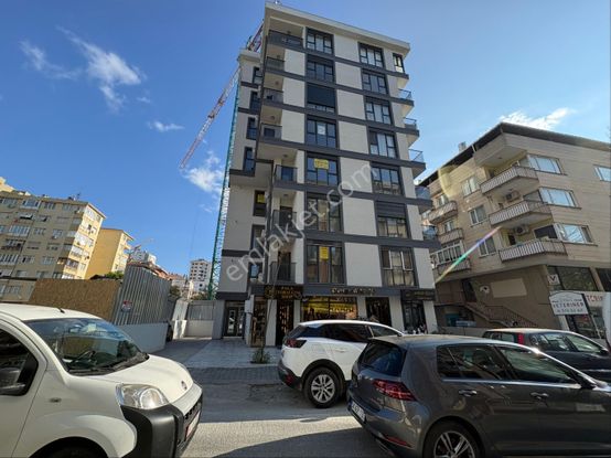 Oben'den Kazasker Minibüs Cad. 3. Binada 2+1 70m² Net Kullanımlı